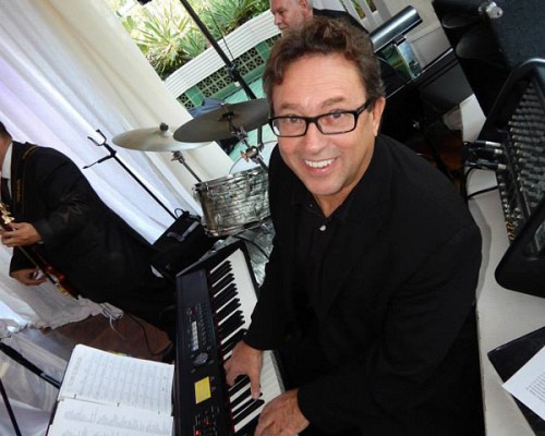 Fernando Tavares on piano.jpg Fernando Tavares on piano.jpg